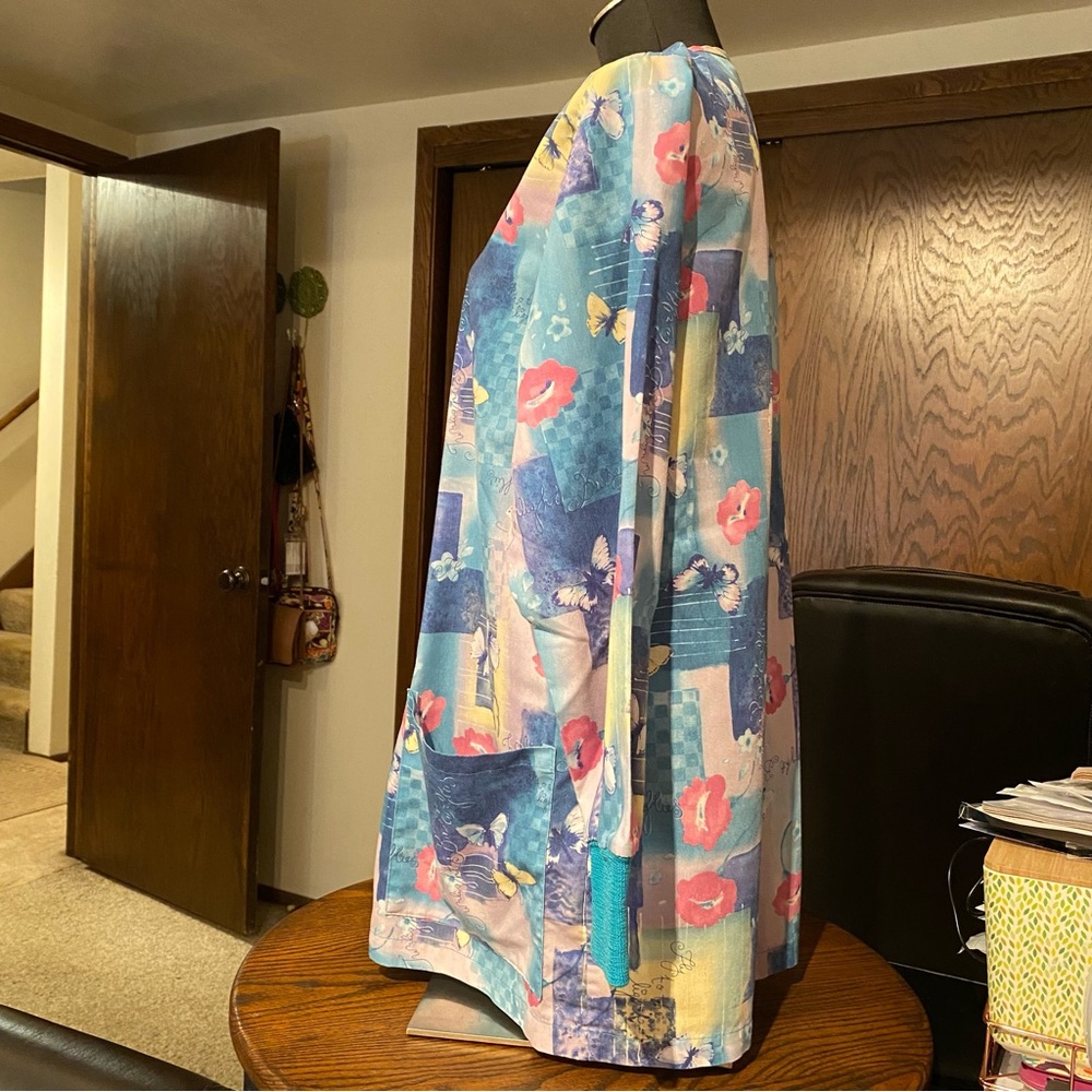 Women’s Butterfly Nurse Scrub Jacket (Medium) - Picture 4 of 8